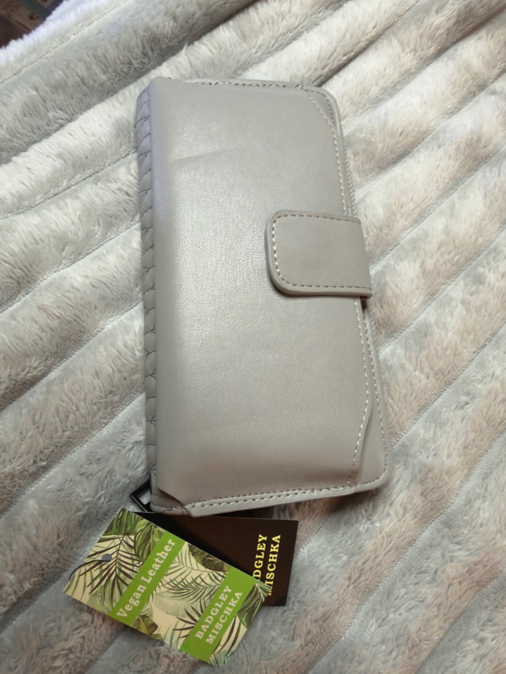 Badgley Mischka Quilted Silver-Grey Zip Wallet with Logo - Picture 3 of 5